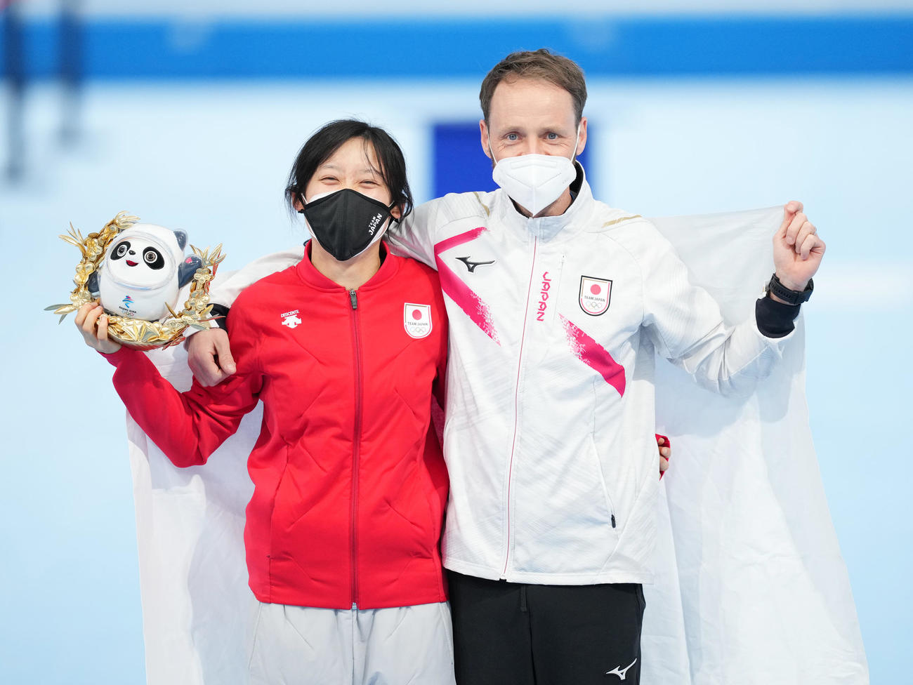 女子1000メートルで金メダルを獲得し、ヨハンコーチ（右）と記念写真に納まる高木美（撮影・菅敏）