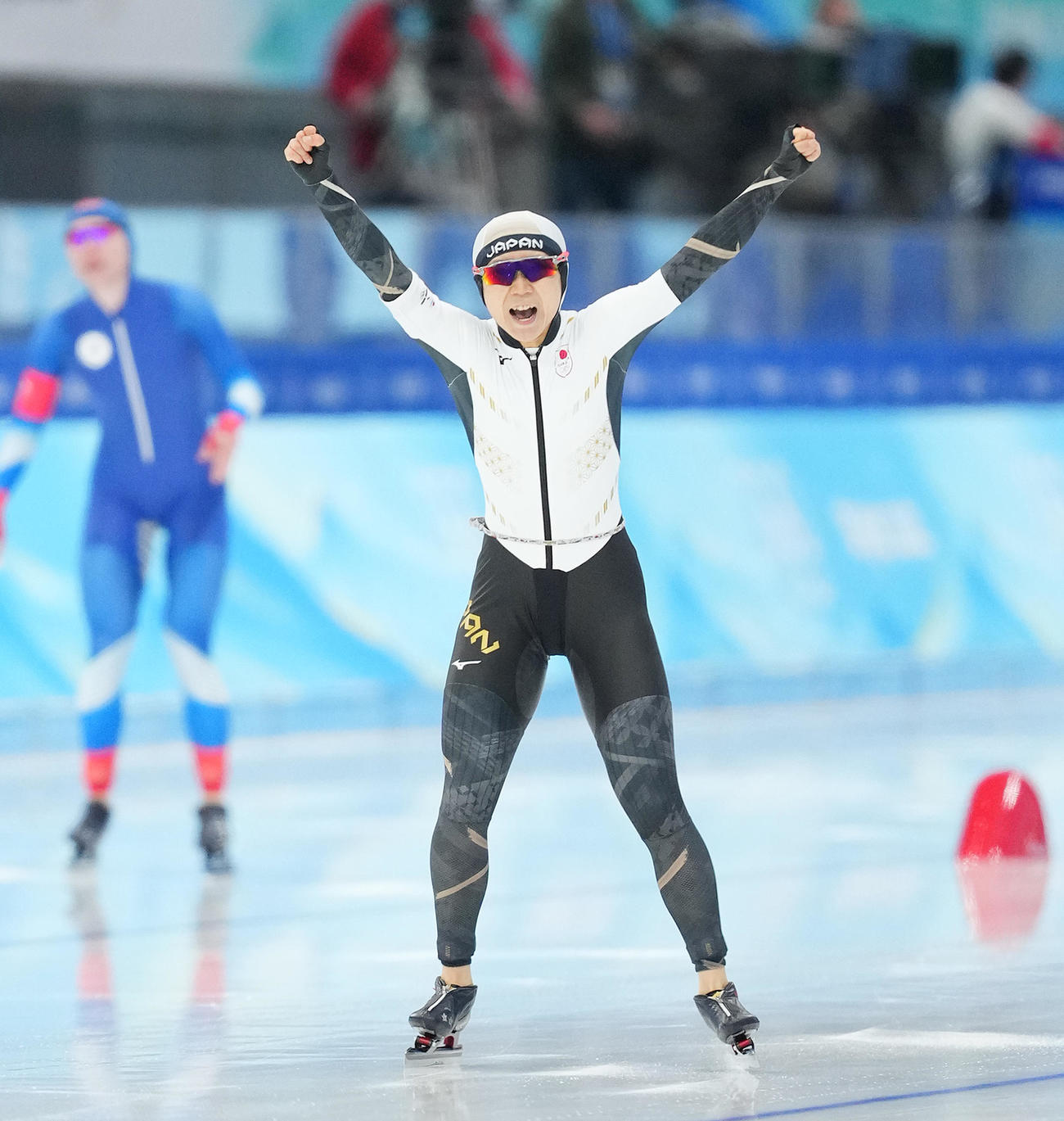 女子1000メートルで金メダルを獲得し、ガッツポーズを見せる高木美（撮影・菅敏）