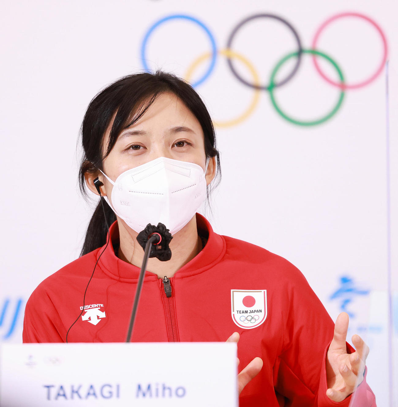 スピードスケート女子1000メートルで金メダルを獲得し一夜明け会見に臨む高木美（撮影・垰建太）