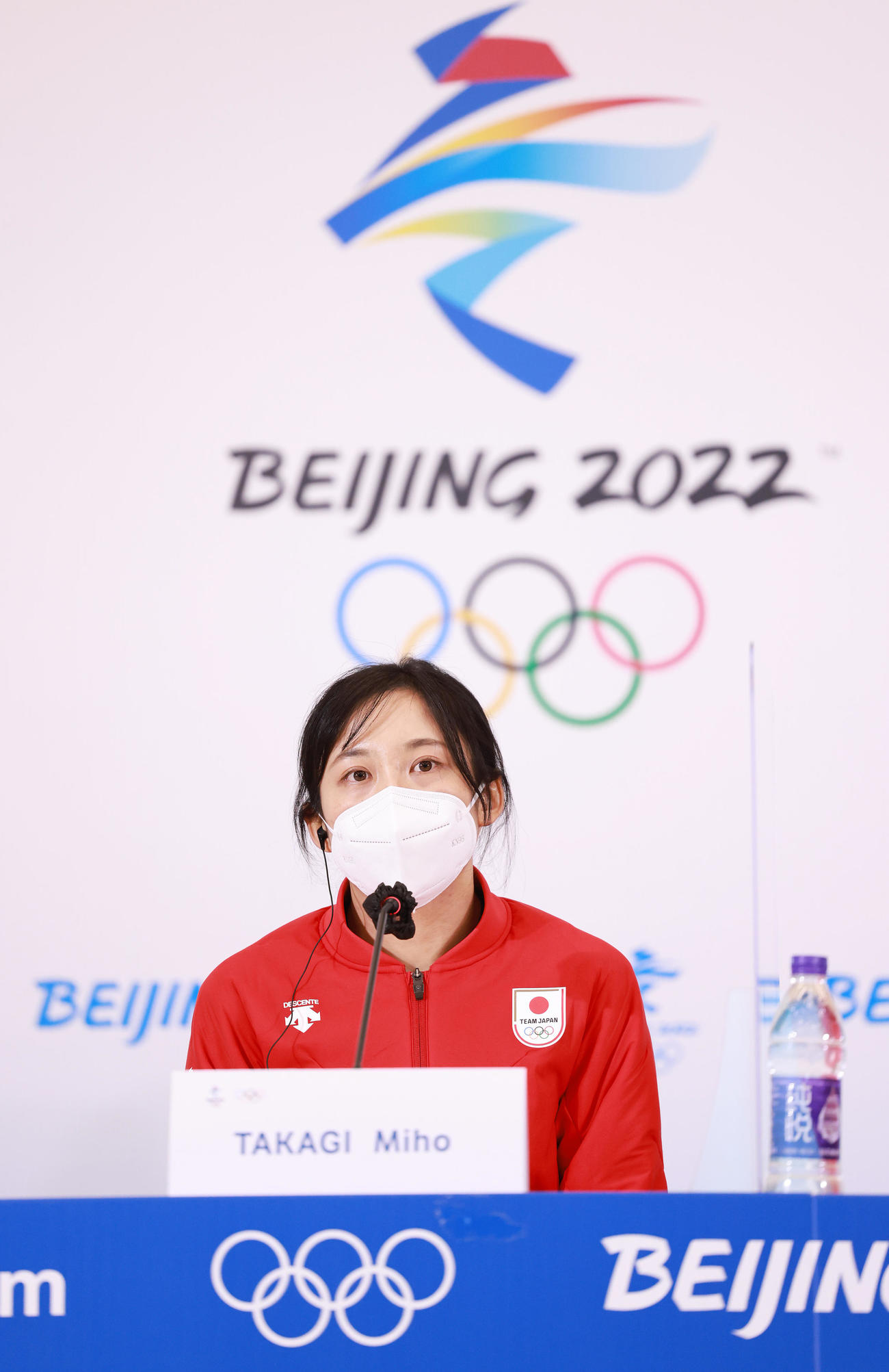 スピードスケート女子1000メートルで金メダルを獲得し一夜明け会見に臨む高木美（撮影・垰建太）