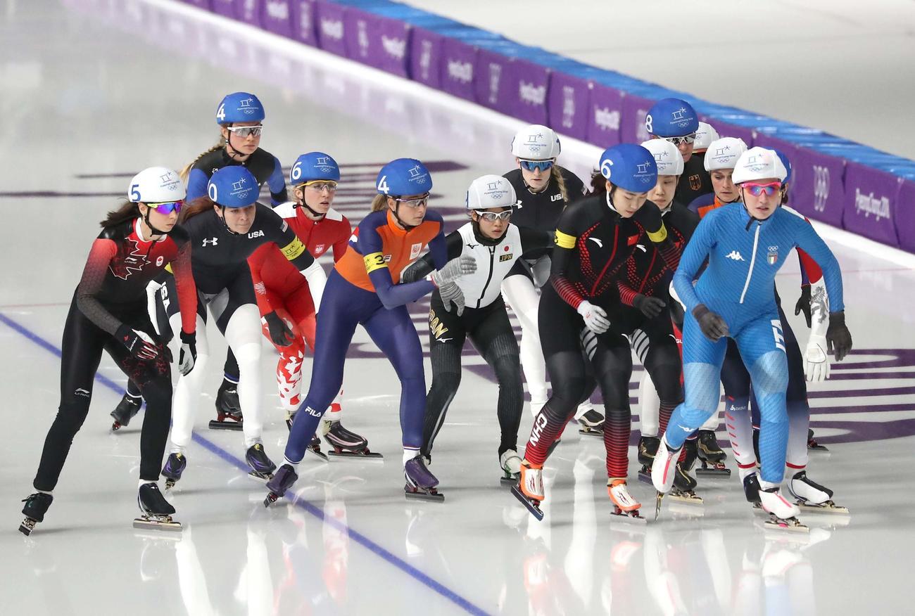 平昌五輪　スピードスケート女子マススタート　スタートでポジション取りのため密集する選手たち。中央は高木菜（2018年2月24日撮影）