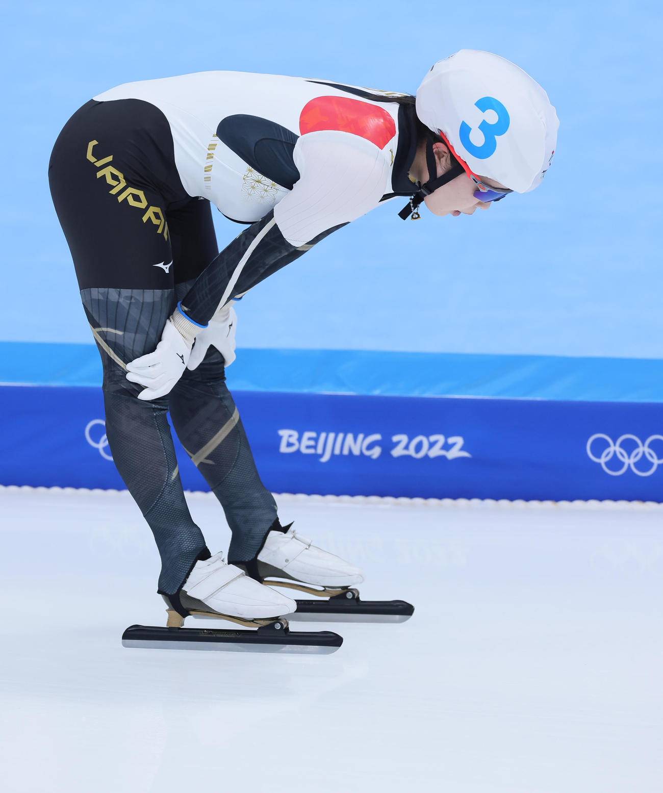 女子マススタート決勝で8位の佐藤はがっくりうつむく