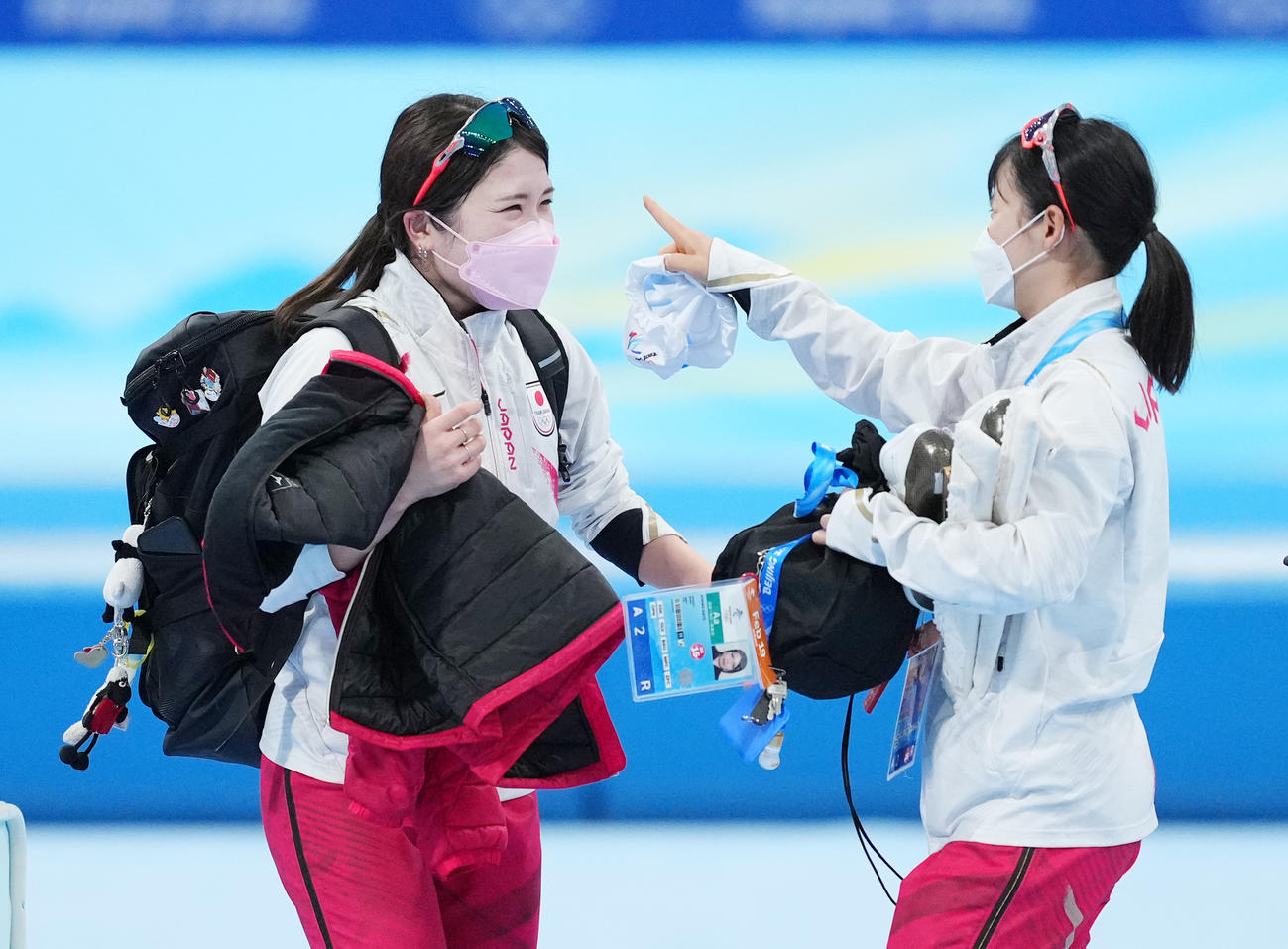 マススタート決勝を終え、高木菜（右）と笑顔で引き揚げる佐藤（撮影・菅敏）