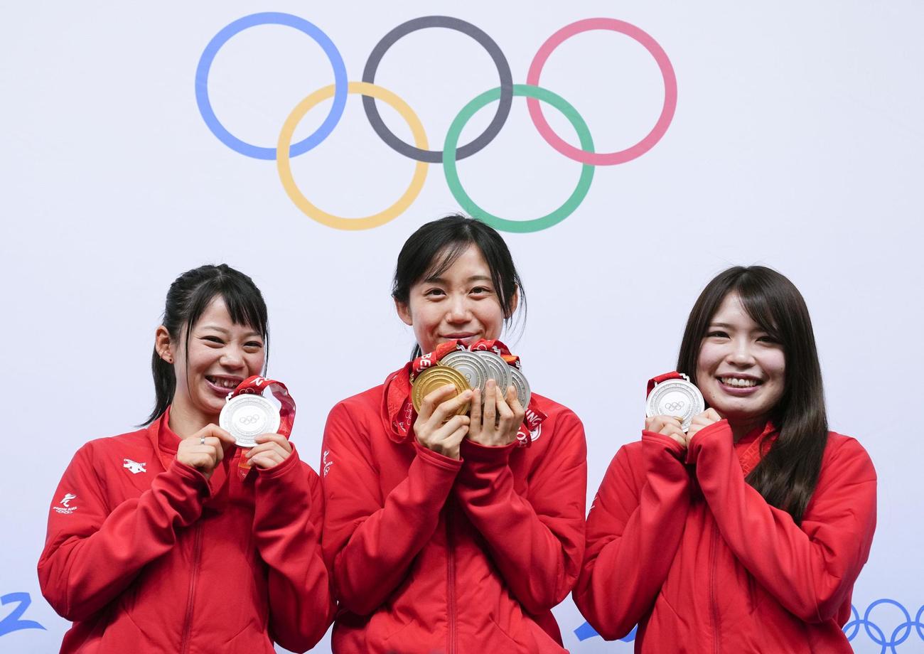 スピードスケート女子の全競技を終えて一夜明け、メダルを手に笑顔でポーズをとる3選手。左から高木菜那、高木美帆、佐藤綾乃（共同）