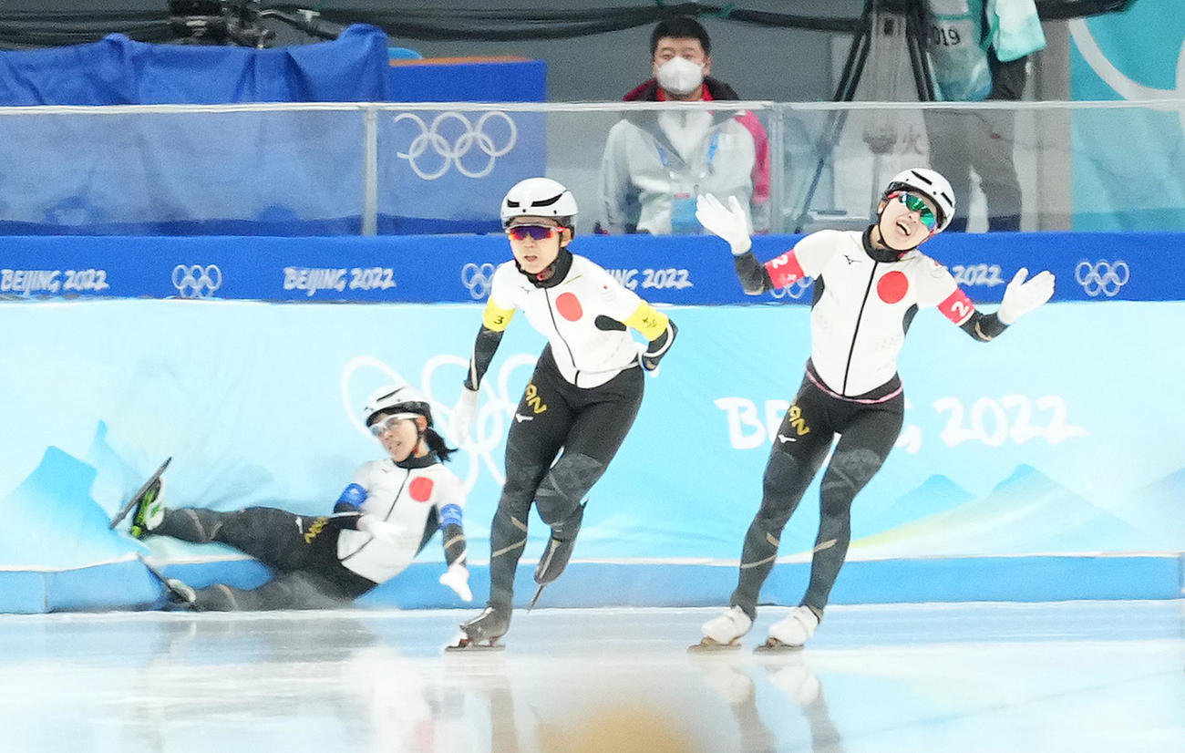 スピードスケート女子団体追い抜き決勝　最終コーナーで高木菜（左）が転倒もゴールへ向かう高木美（中央）と佐藤（撮影・菅敏）