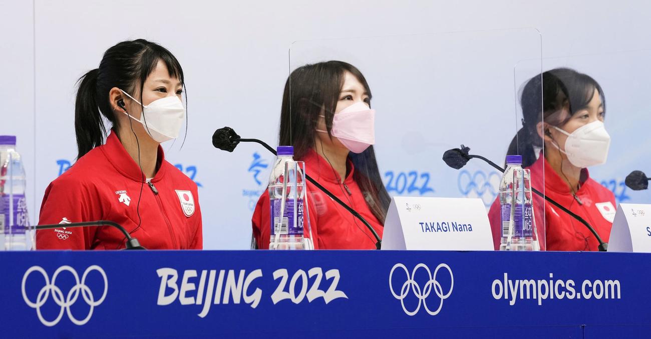 スピードスケート女子の全競技を終えて一夜明け、記者会見する3選手。左から高木菜那、佐藤綾乃、高木美帆（共同）