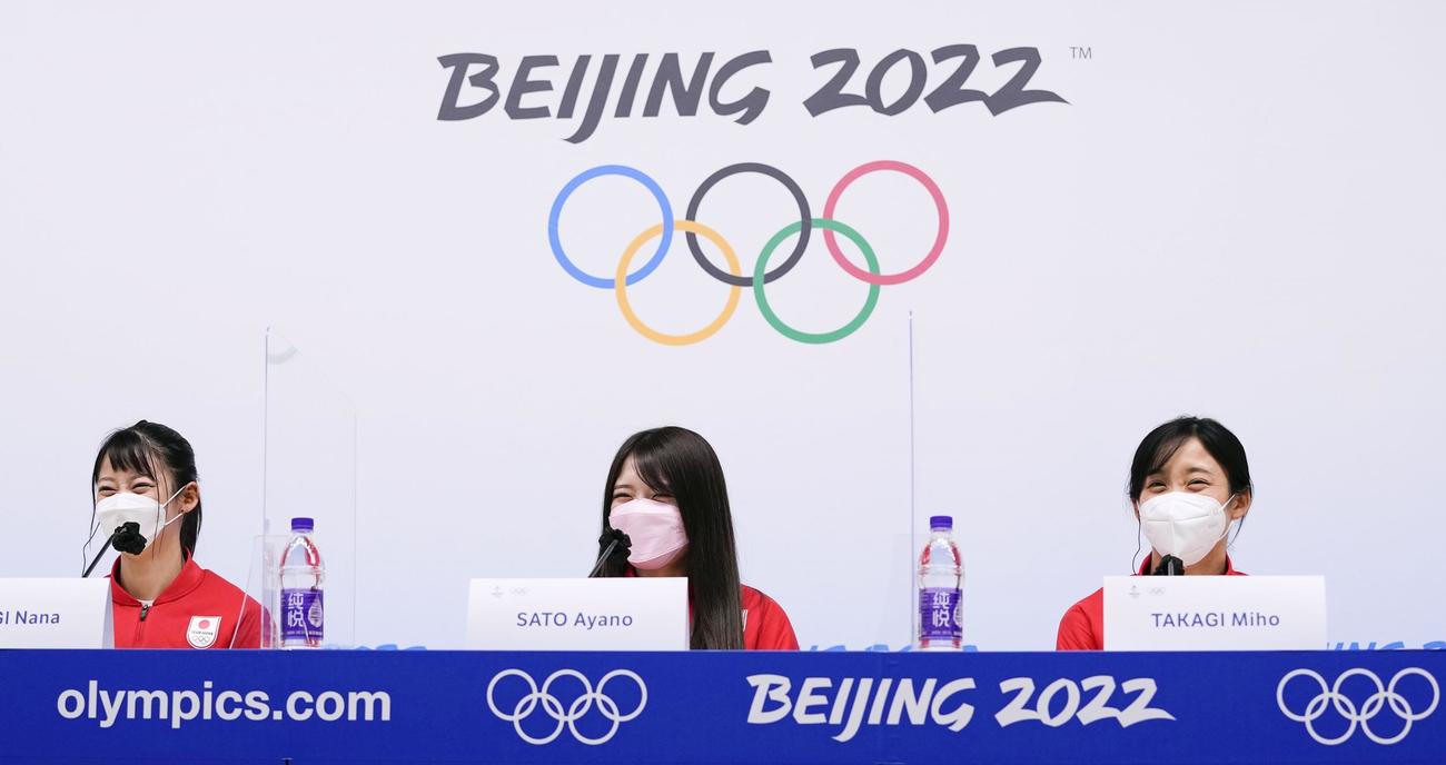スピードスケート女子の全競技を終えて一夜明け、記者会見する3選手。左から高木菜那、佐藤綾乃、高木美帆（共同）