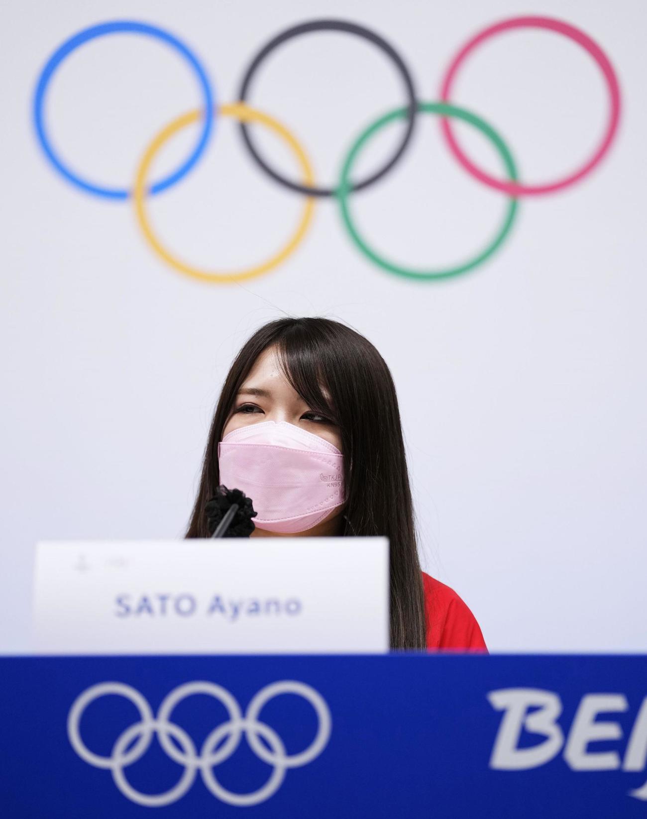 スピードスケート女子の全競技を終えて一夜明け、記者会見する佐藤綾乃（共同）