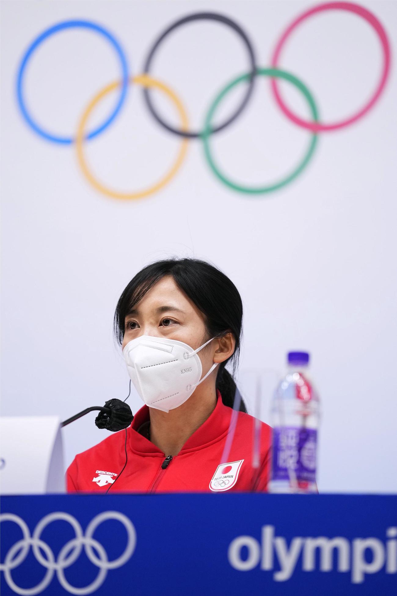 スピードスケート女子の全競技を終えて一夜明け、記者会見する高木美帆（共同）