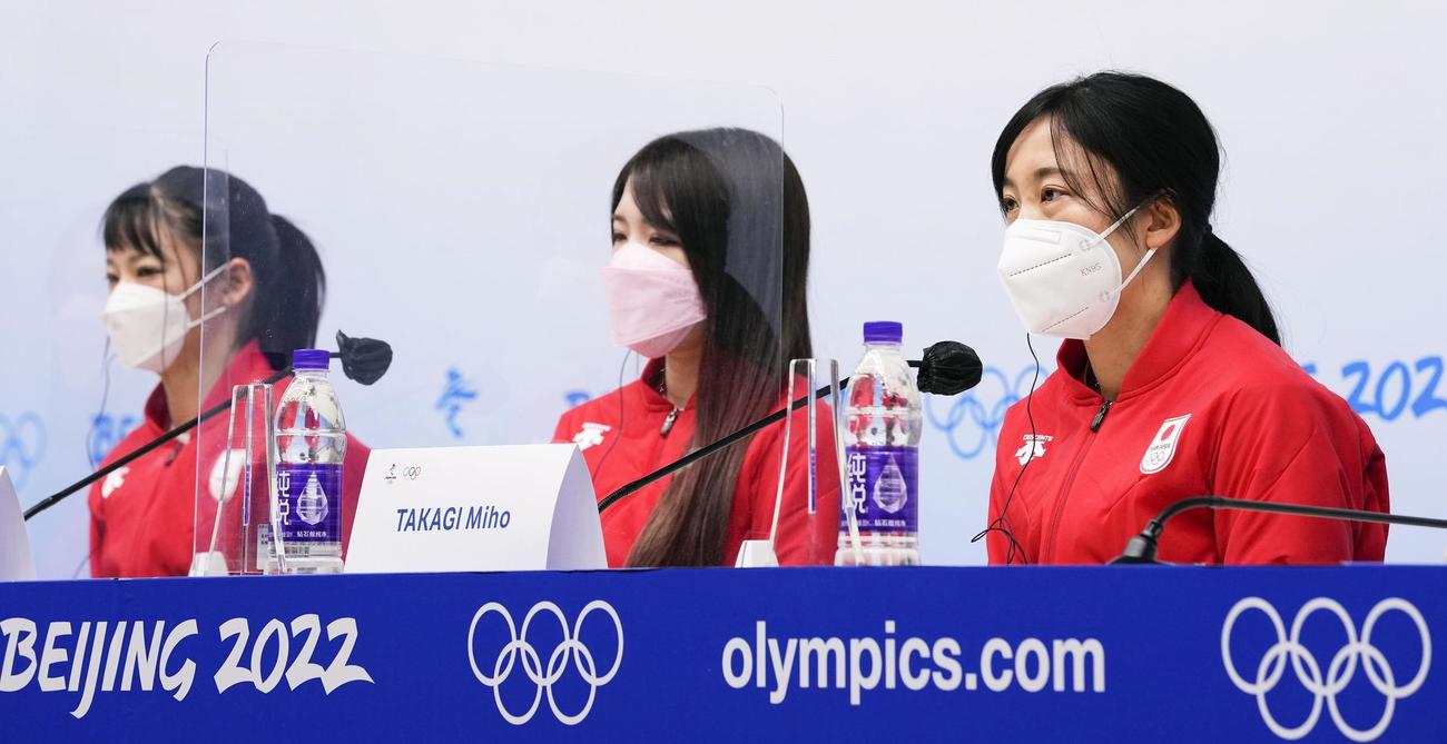 スピードスケート女子の全競技を終えて一夜明け、記者会見する3選手。右から高木美帆、佐藤綾乃、高木菜那（共同）