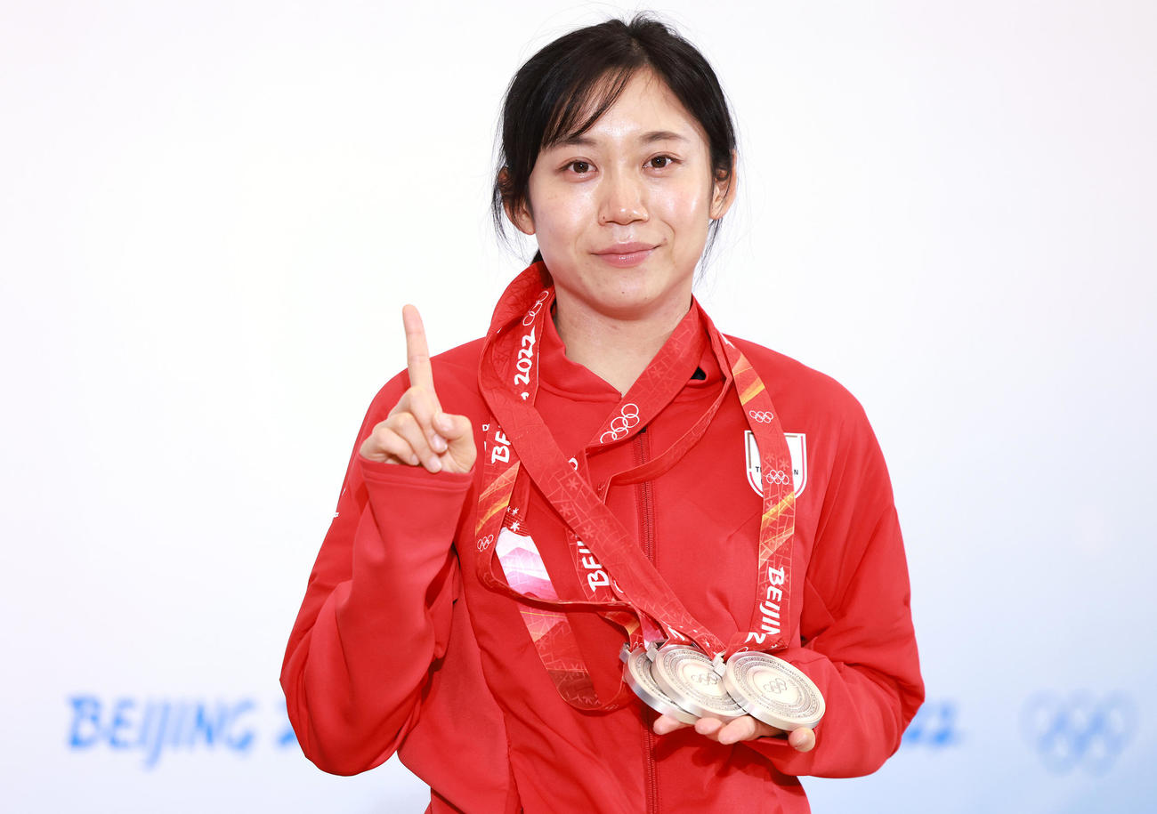 スピードスケート女子1000メートルで金メダルを獲得し一夜明け会見でメダルを手に写真に納まる高木美帆（2022年2月18日）