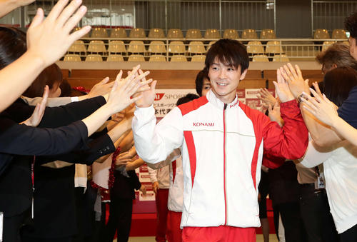 １６年７月、コナミスポーツクラブのリオ五輪壮行会で社員とハイタッチする内村
