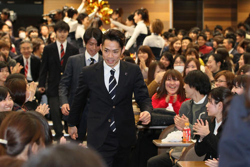 １４年１月、関大でのソチ五輪壮行会で入場する高橋と町田