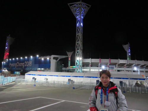江陵スピードスケート競技場で通訳ボランティアを行う蛇沼香野さん(撮影・村上幸将)