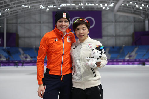 女子1000メートルで銅メダルを獲得した小平(右)と金メダルのテルモルス(オランダ)