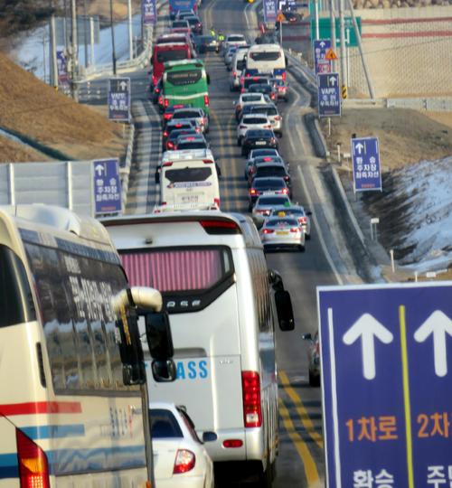 開会式会場へ向かう一本道はひどい渋滞
