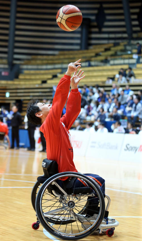 競技用車いす完成披露会のデモンストレーションでシュートを放つNO EXCUSEの寺田(撮影・狩俣裕三)