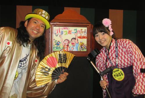 パラリンピックの魅力を紙芝居で伝えるかみはる（右）とヤムちゃん（撮影・首藤正徳）