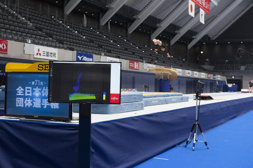 跳馬の演技を3Dレーザーセンサー(右の三脚)が測定している場面
