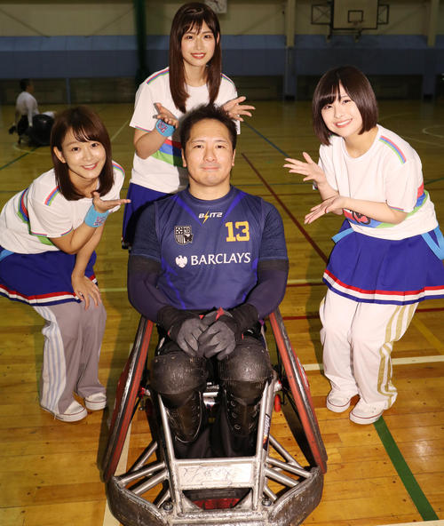 コーチ役を務めた島川慎一に感謝する、左からAKB48チーム8の太田奈緒、佐藤朱、佐藤栞(撮影・野上伸悟)