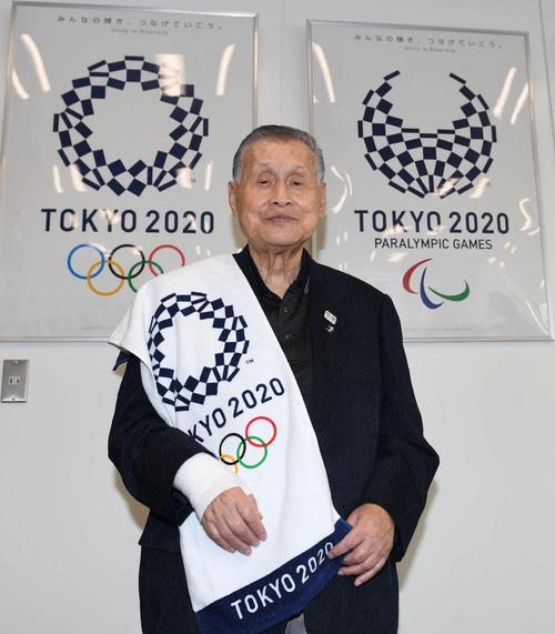 森会長は「ＴＯＫＹＯ２０２０タオル」を肩にかけて笑顔を見せる（撮影・山崎安昭）