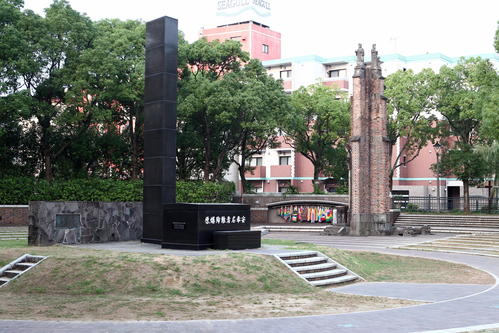 長崎に投下された原爆の爆心地には黒い石碑が建っている