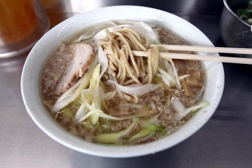 背脂こってりスープ、太麺が特徴のホープ軒のラーメン。ネギはトッピング