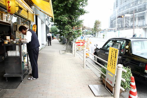 タクシー運転手が車を止め、すぐに食べられるよう、立食カウンターを設ける
