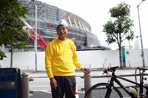 ホープ軒の目の前にある新国立競技場と牛久保英昭社長