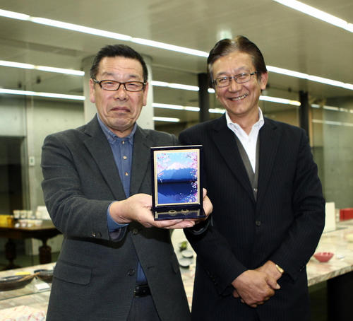 陶額で作った副賞の素案を手に、採用へ意気込む岐陶工連の松原朝男副理事長(左)と日陶商連の小栗隆幸専務理事(撮影・三須一紀)