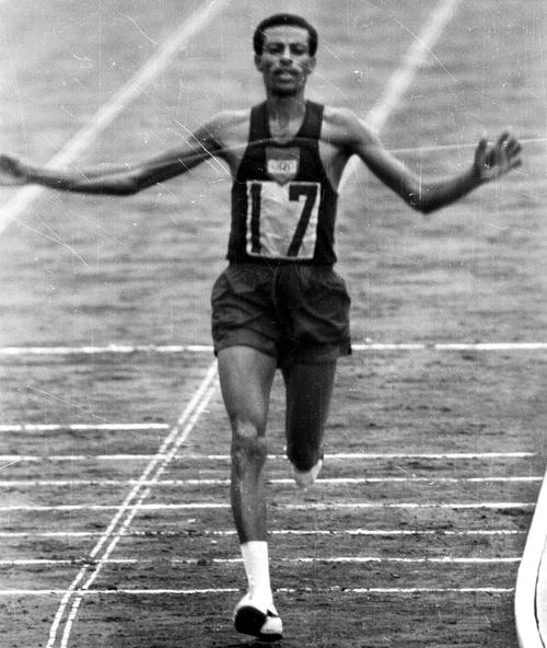 1964年東京五輪のマラソンで優勝したエチオピアのアベベ・ビキラ