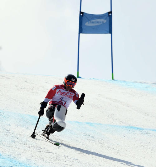 3月、平昌パラリンピックのアルペンスキー男子滑降座位で2位となった森井