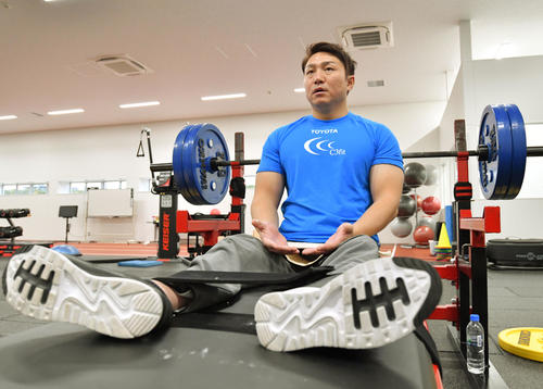 練習でバーベルを上げる前に集中する森井
