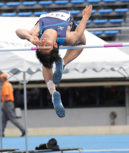 日本パラ陸上選手権男子走り高跳び(切断などT44)で1メートル80センチをクリアする成田