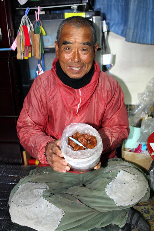 ボランティアに行く際は必ず持参する梅干しを見せてくれた尾畠春夫さん