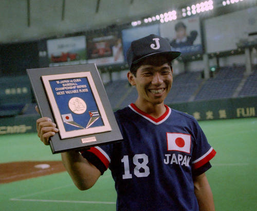 89年6月、キューバとの親善試合でMVPに輝き笑顔の野茂