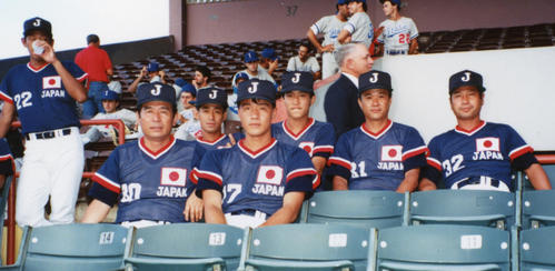 89年、インターコンチネンタル杯　石山建一監督（前列左）と与田剛（右）、潮崎哲也（後列左から2人目）（提供写真）