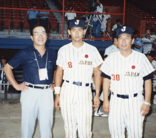 89年、インターコンチネンタル杯　日本代表の石山建一監督（右）と石井浩朗（中央）（提供写真）