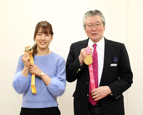 立飛HDの村山正道社長(右)とフェンシング女子江村美咲