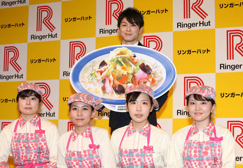 17年3月、リンガーハットと所属契約を結び女性スタッフと撮影に臨む内村