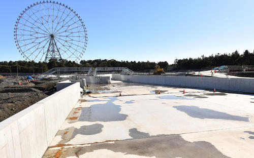 2月、報道陣に公開した工事中のカヌー・スラロームセンター。奥に葛西臨海公園の大観覧車が見える