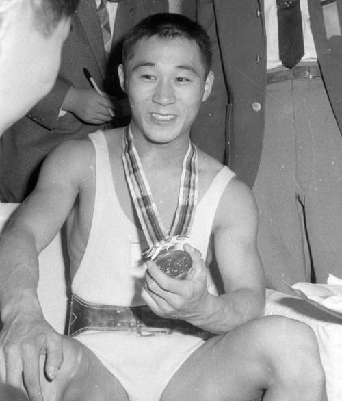 64年東京五輪メダル第1号は、重量挙げバンタム級銅メダルの一ノ関史郎