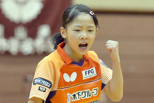 得点を挙げてガッツポーズする張本美和（2018年11月4日）