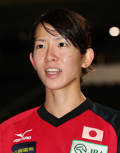 インタビューに答える朝長なつ美（撮影・丹羽敏通）