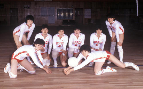 1983年のバレーボール女子日本代表メンバー。後列左端が中田