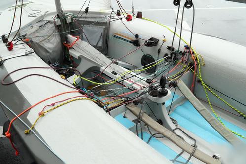 艤装（3）セールを操る数々のロープや器具をチェック