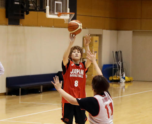 3点シュートを放つ高田