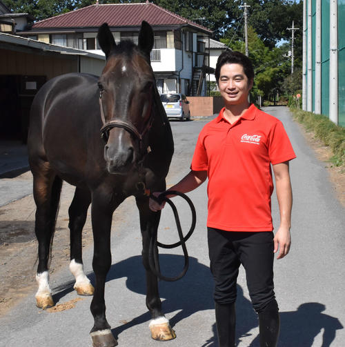 3カ月ほど前から騎乗しているフェラガモの横で笑顔を見せる高嶋