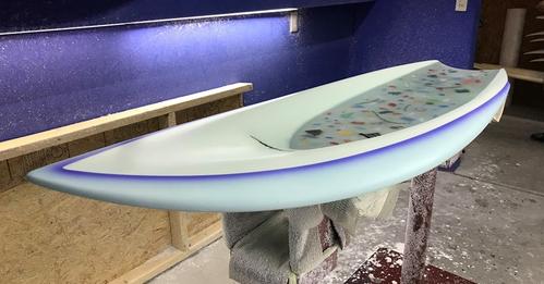 海洋プラスチックごみを埋め込んだサーフボード