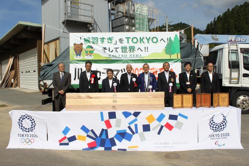 9月に行われた選手村ビレッジプラザに使用される根羽杉を含む長野県産提供木材出発式